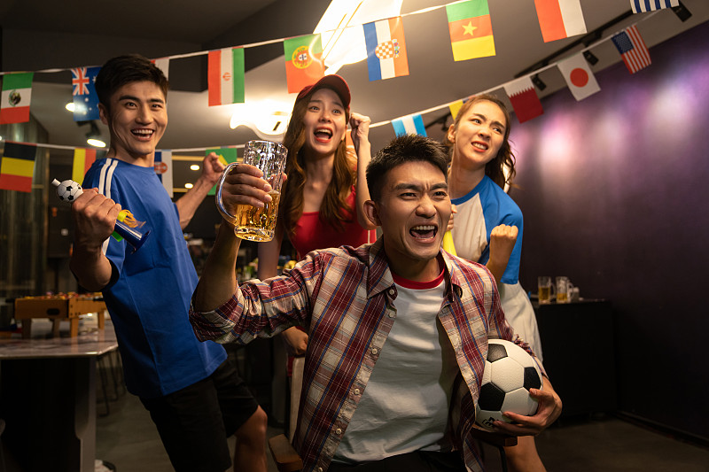 爱游戏体育官网-精彩瞬间连连，球迷为球队场场为之欢呼