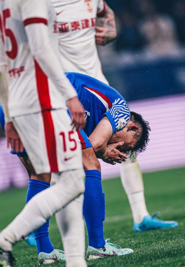 爱游戏在线-赛场暴风骤雨，球员身心遭受巨大折磨