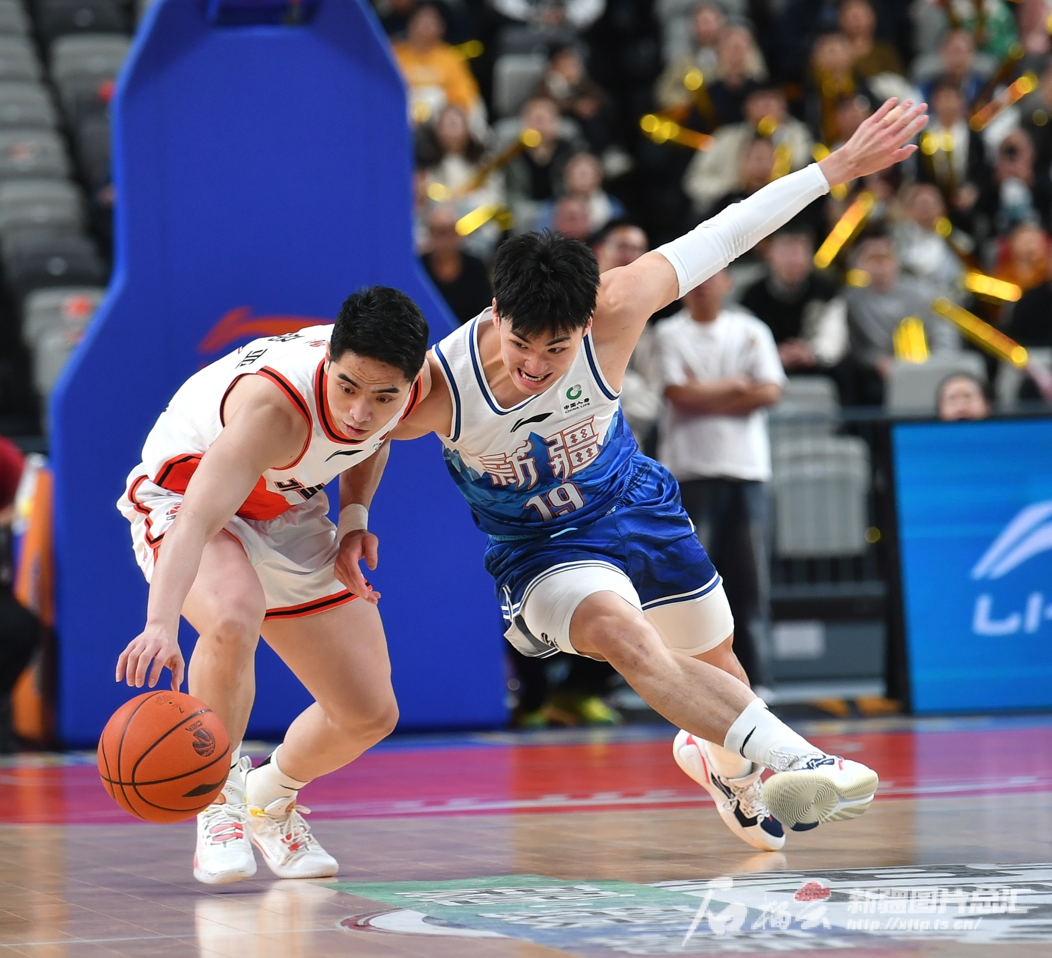 爱游戏入口-江苏男篮夺冠，争夺榜首之战胜出