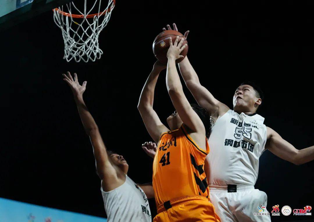 爱游戏官方入口-关于篮球联赛战况激动人心，球员奋勇拼搏的信息