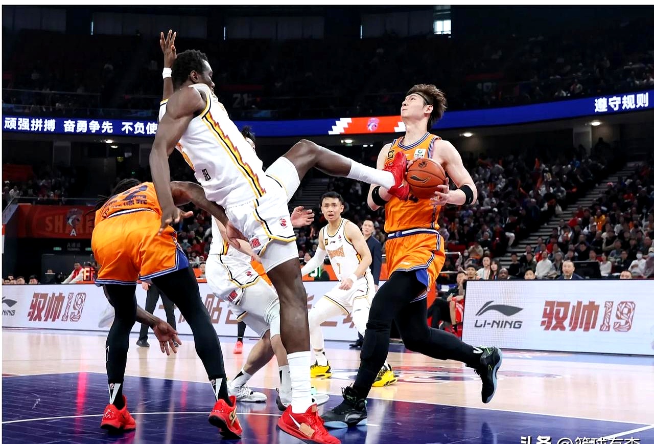 关于篮球联赛战况激动人心,球员奋勇拼搏的信息 关于篮球联赛战况激动人心,球员奋勇拼搏的信息