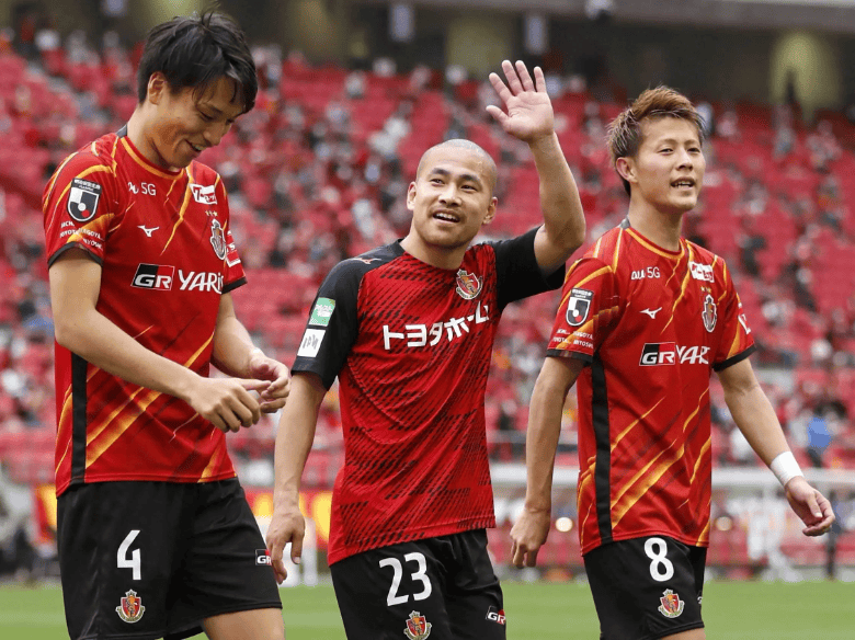 爱游戏中国官网-东京FC球员庆祝胜利进球，庆祝球队胜利