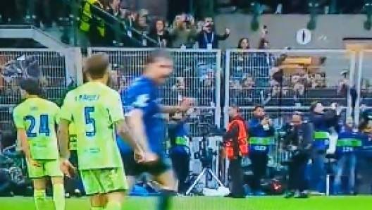 关于欧冠决赛突发情况,一名球员被红牌罚下的信息 关于欧冠决赛突发情况,一名球员被红牌罚下的信息