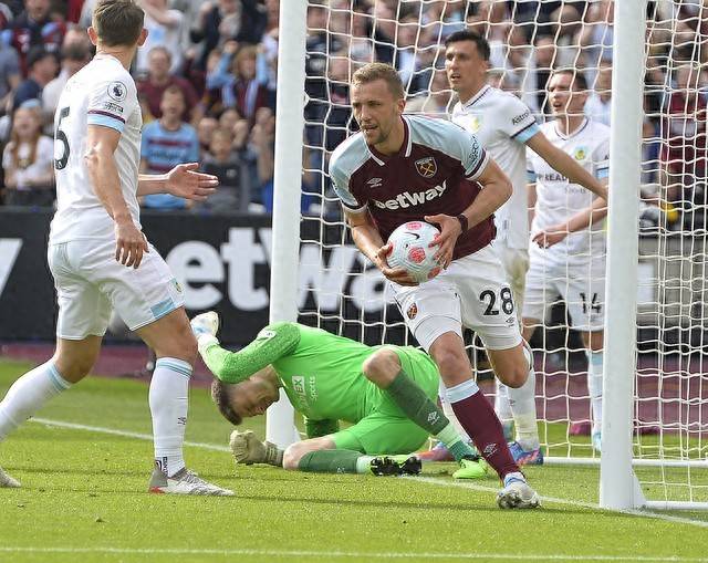 爱游戏官方登录入口-阿斯顿维拉主场击败南安普顿，稳住保级形势，摆脱困境