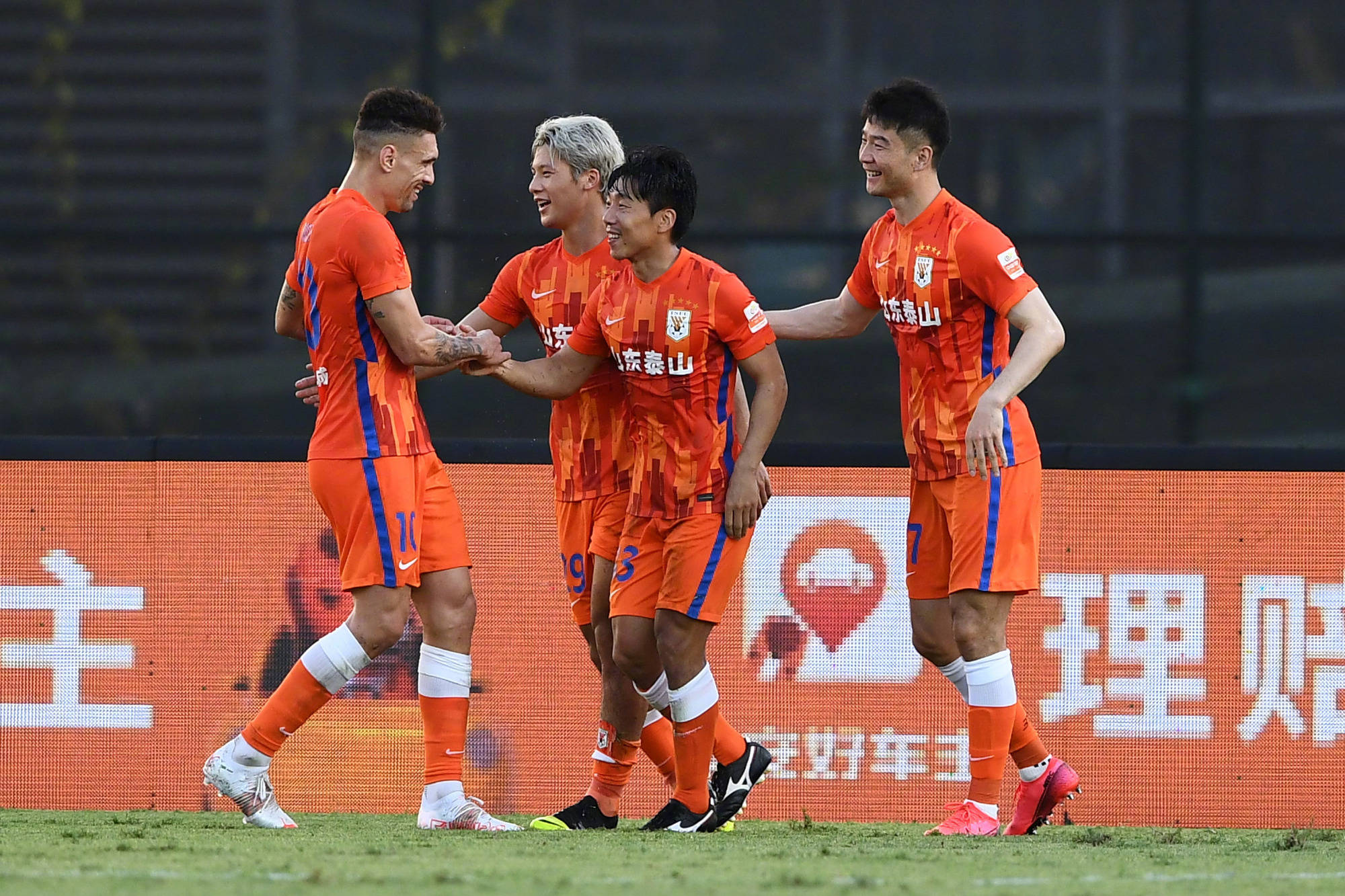 爱游戏在线-山东鲁能征战泰达，绝杀夺冠，士气飙升，势不可挡的简单介绍