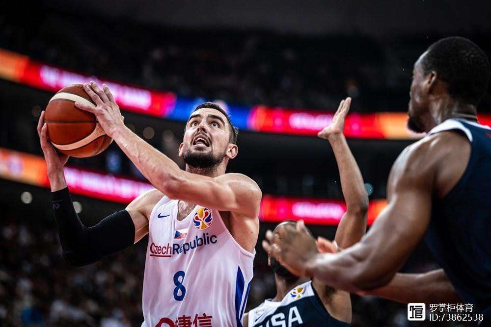 爱游戏体育官网-美国队华丽传球，观众惊叹连连