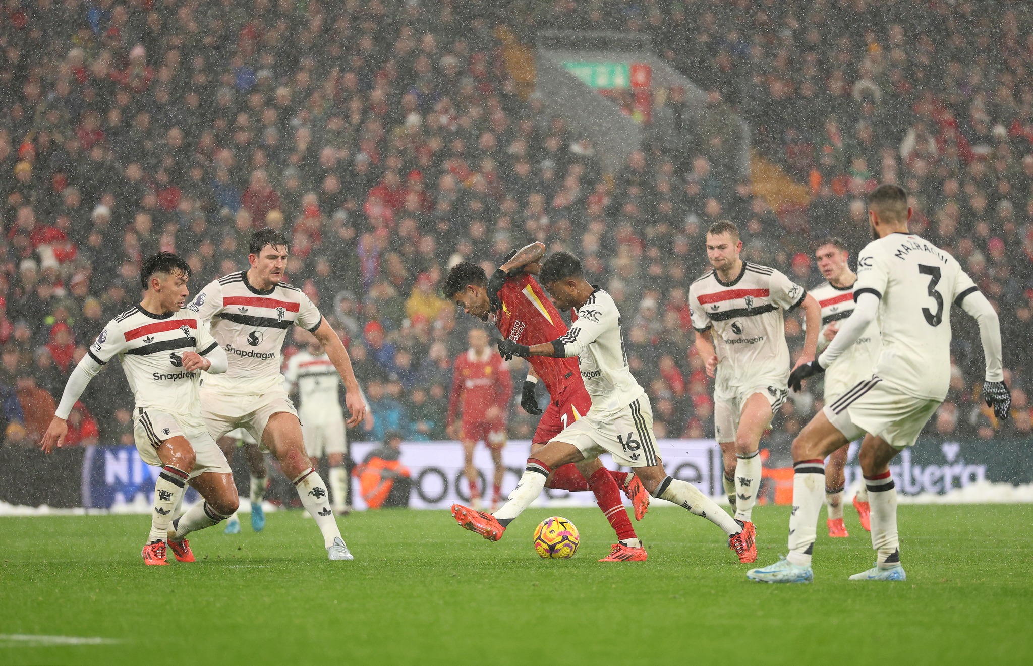 爱游戏中国官网-利物浦客场逼平曼联，暂时保持不败纪录的简单介绍