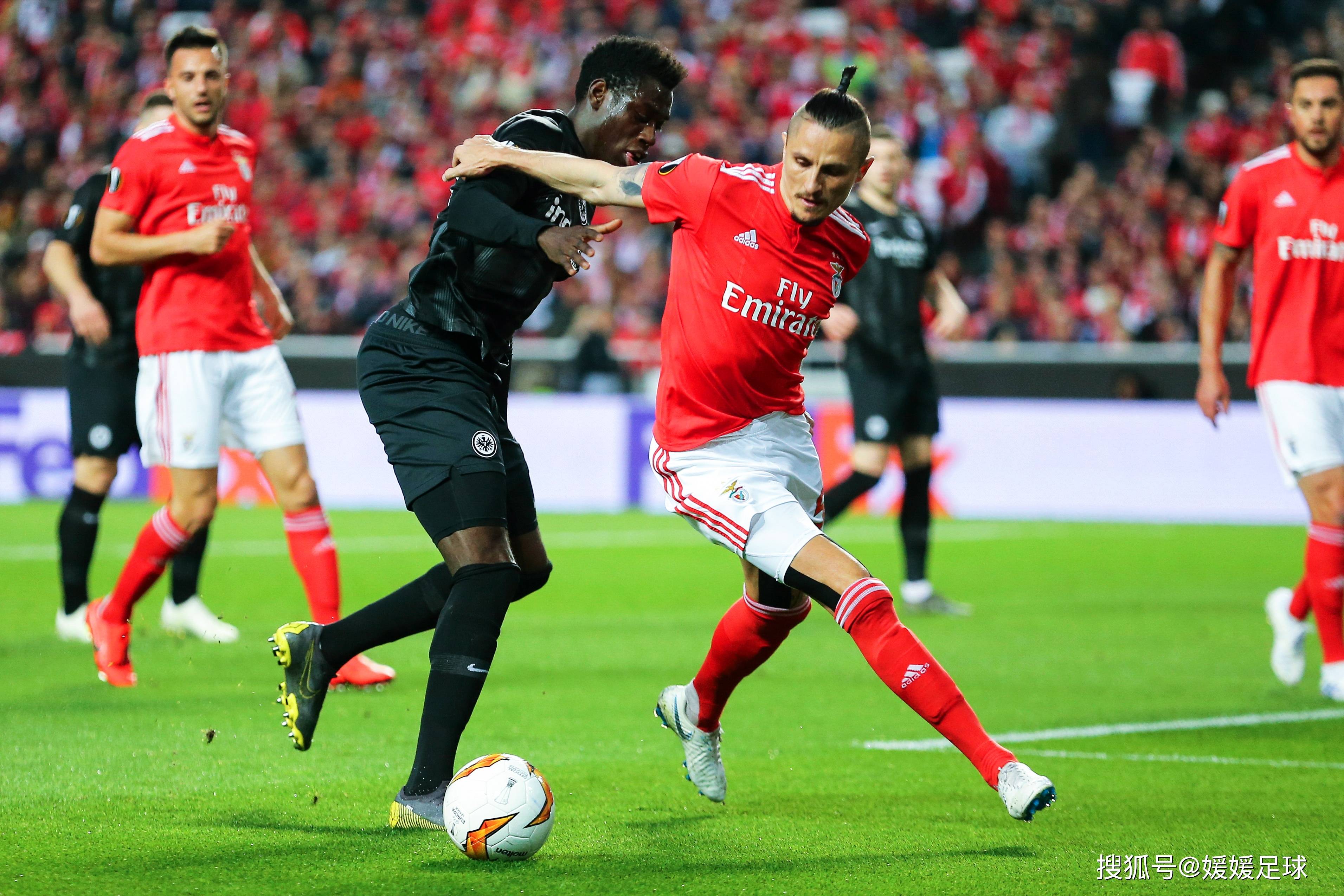 精彩足球比赛场面,球队拚上新高度的简单介绍 精彩足球比赛场面,球队拚上新高度的简单介绍