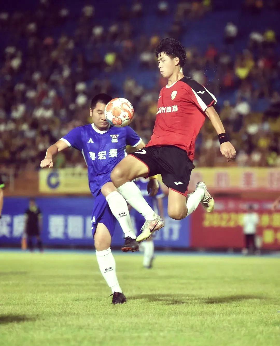 爱游戏app下载-足球场上的激情碰撞令人热血沸腾