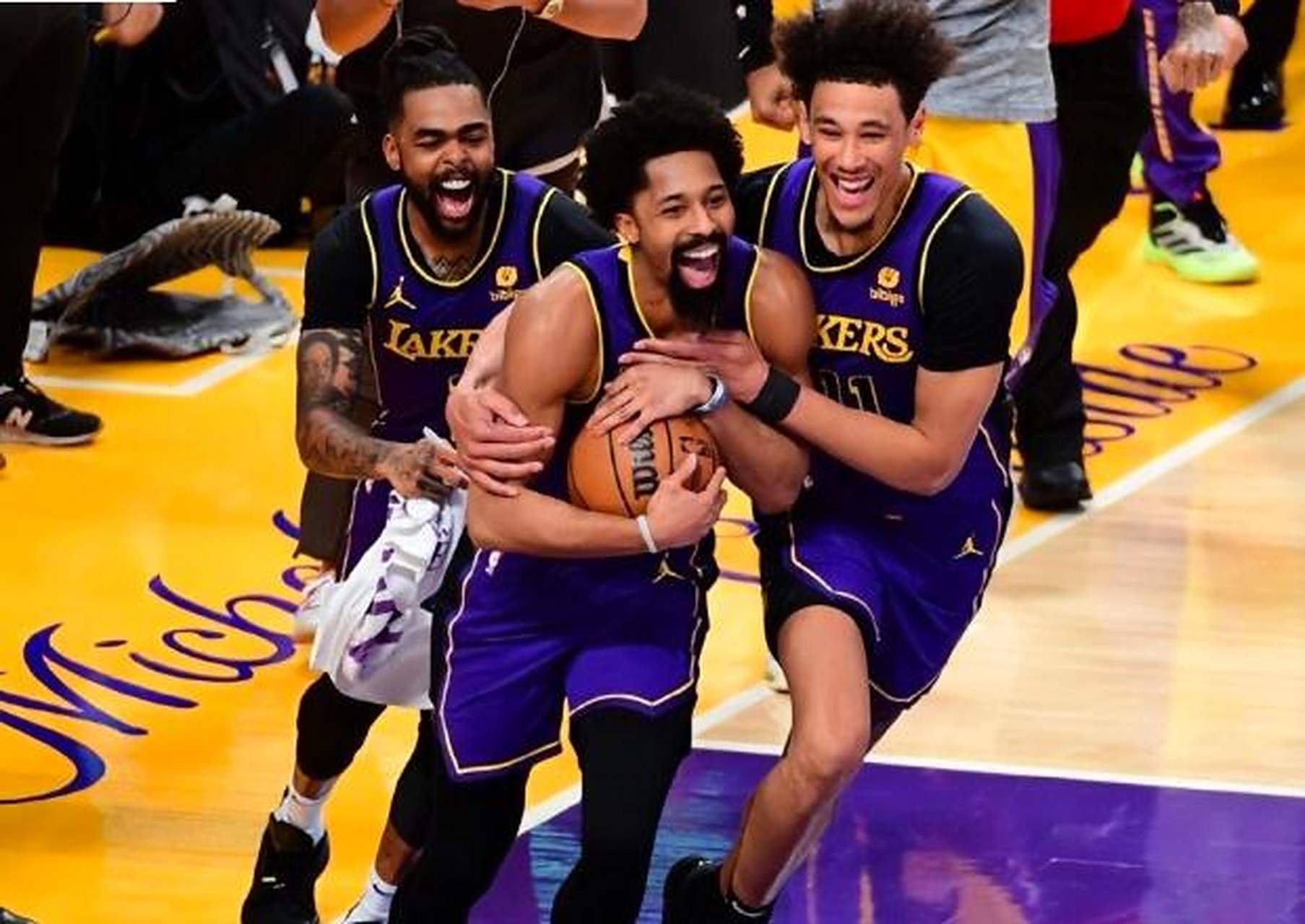 雄鹿主教练战术妙用,助球队反超比分 雄鹿主教练战术妙用,助球队反超比分