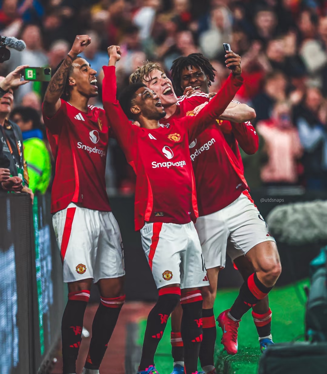 曼联新援成绩出色，球队士气高涨