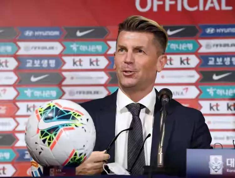 爱游戏网页版入口-关于女足国家队新任主教练现身训练场：国家队新主教练亮相训练场的信息