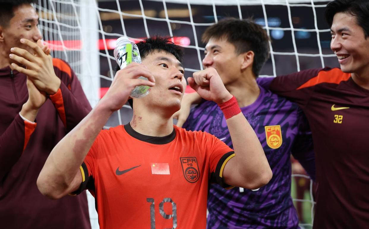 球员在比赛中频频获得得分机会,发挥抢眼 球员在比赛中频频获得得分机会,发挥抢眼