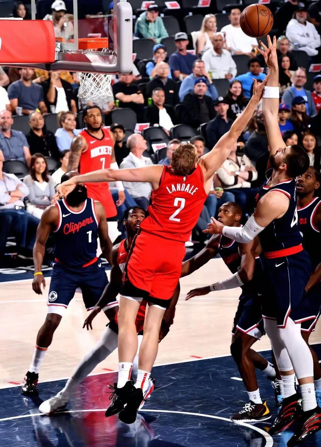 爱游戏官方入口-湖人队闷声发力，完胜对手展现实力