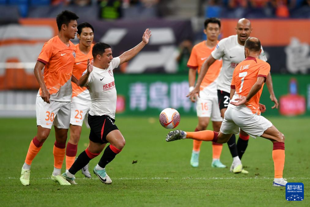 爱游戏网页版登录入口-紧张的足球比赛在赛季中进行