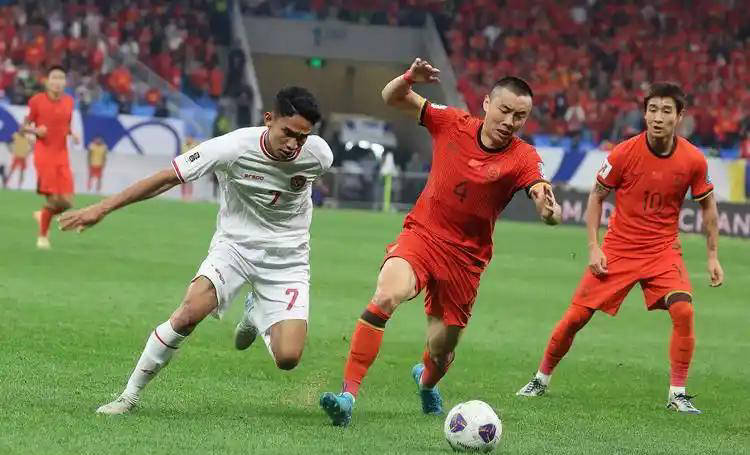 足球比赛引发国内球迷关注,争议话题扩散 足球比赛引发国内球迷关注,争议话题扩散