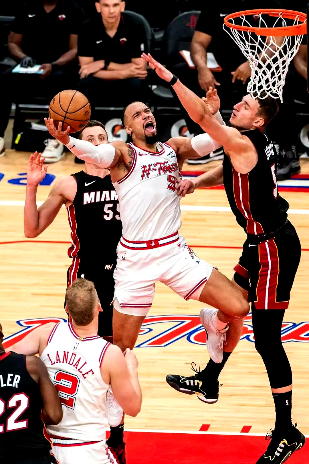 爱游戏-关于热火豪取胜利打破僵局重现辉煌的信息