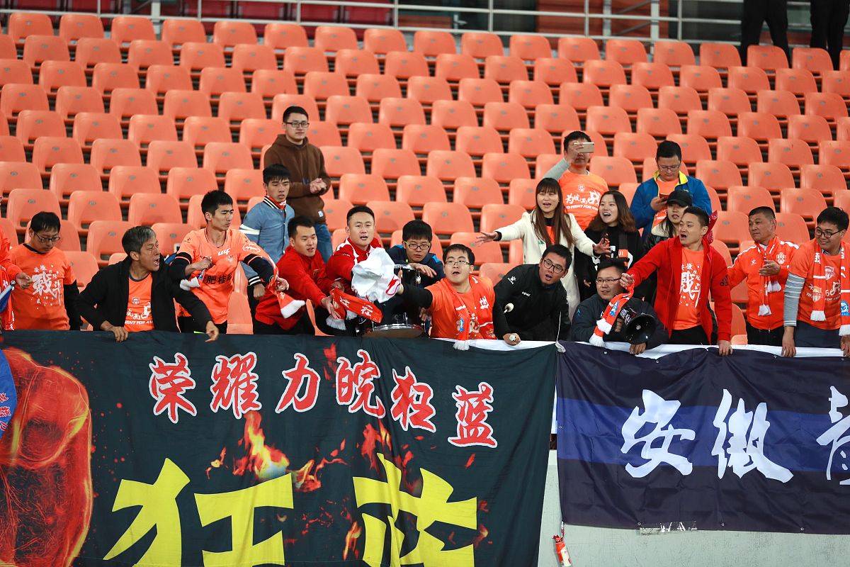 赛场上球员全力以赴,引发球迷热情支持 赛场上球员全力以赴,引发球迷热情支持