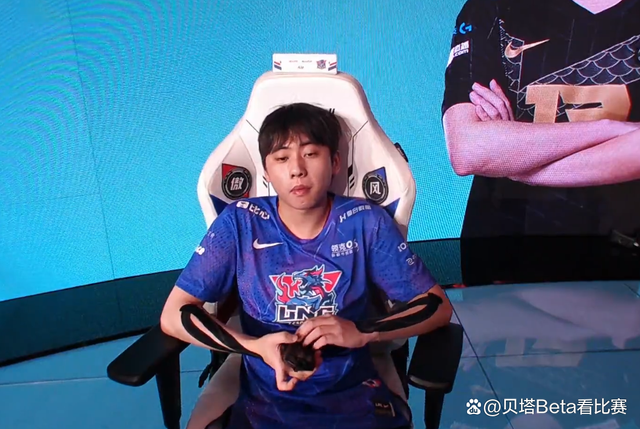 爱游戏官方入口-关于S赛现场最离谱一幕，主持人都忍不住笑了的信息